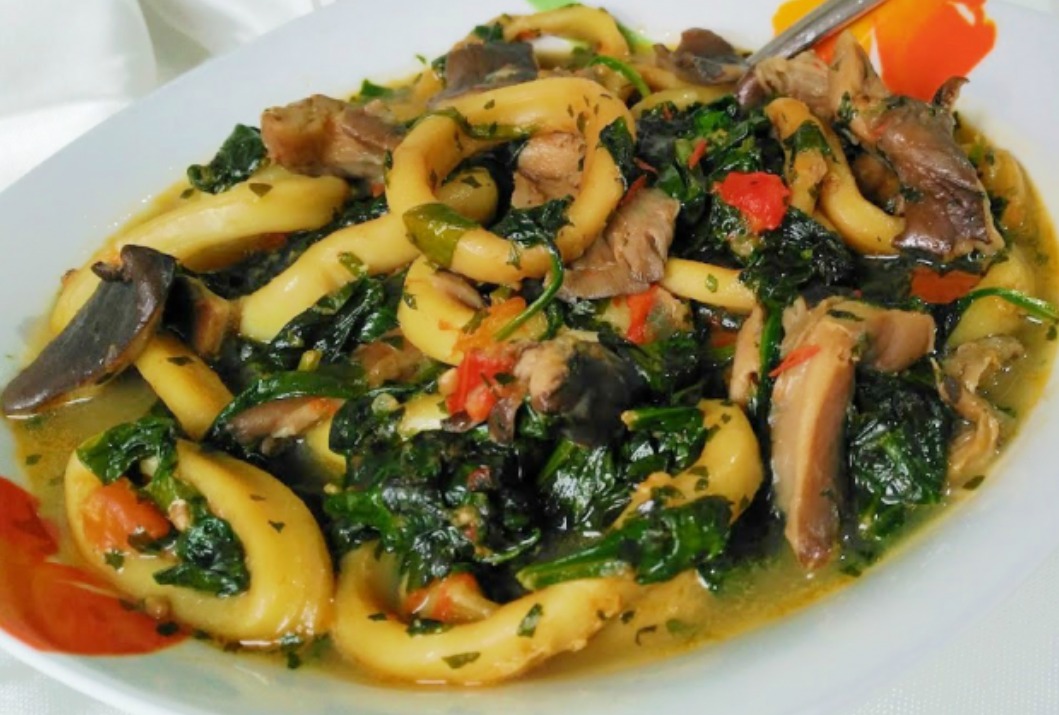 ANILLAS DE CALAMAR GUISADAS CON SETAS Y ESPINACAS